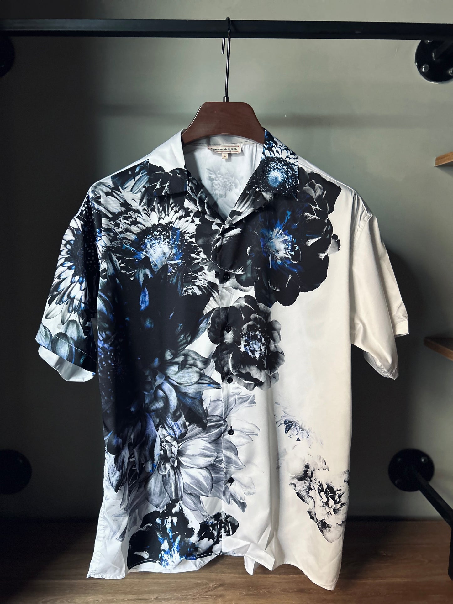 ALEXANDER MCQUEEN
Convertible-Collar Floral-Print Silk shirt