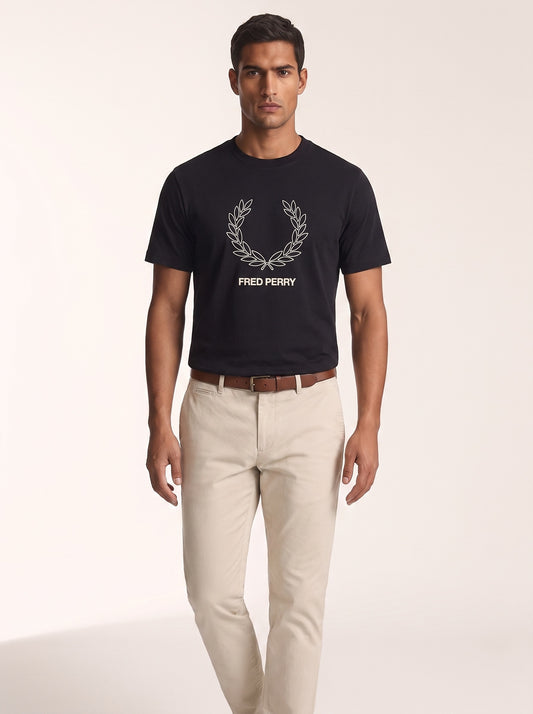 MODEL·FRED PERRY — Logo T-Shirt — Black
