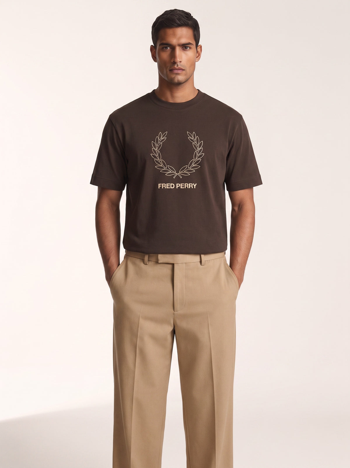 MODEL·FRED PERRY — Logo T-Shirt — Brown