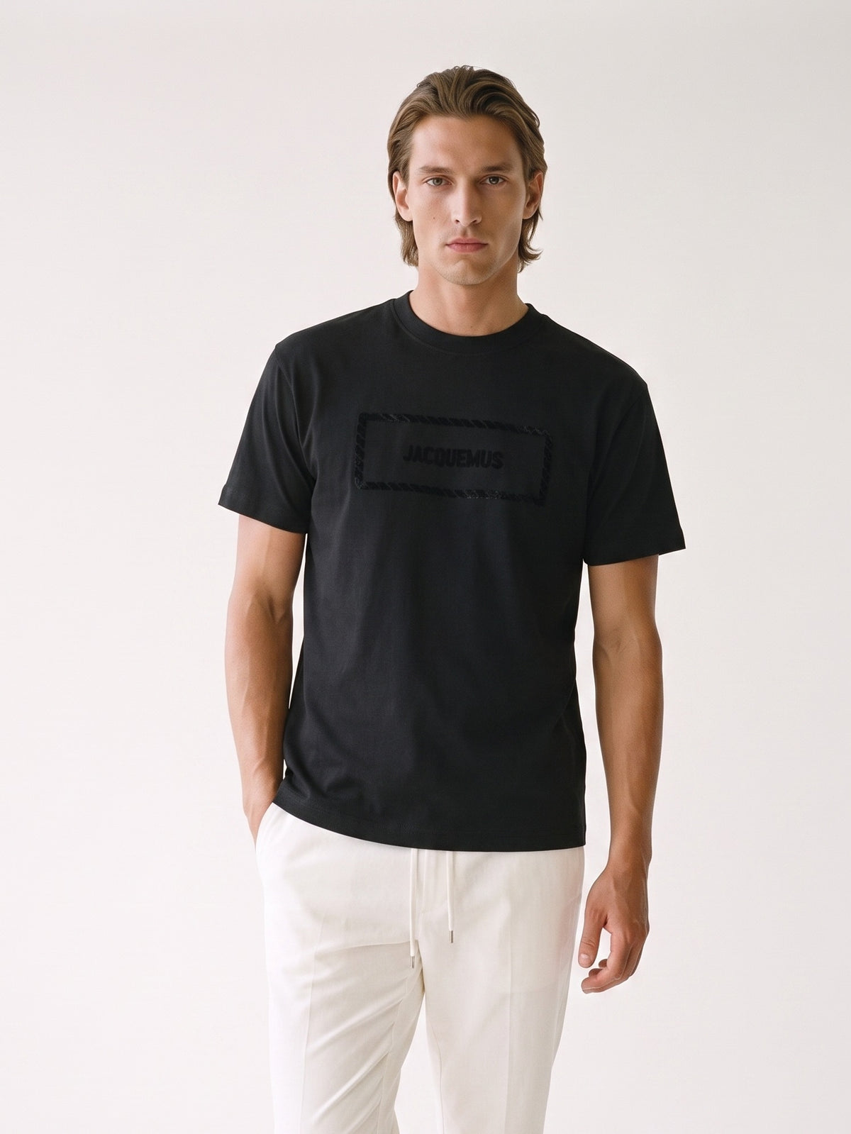 MODEL·JACQUEMUS — Le Gros Grain Tshirt Black
